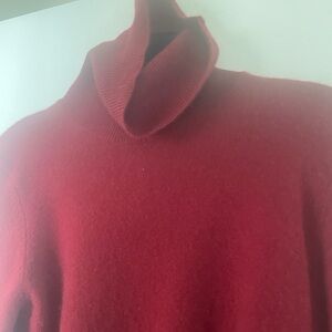 Bloomingdale's 100% Cashmere dark Red Sweater size L.